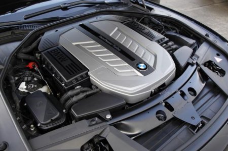 BMW празднует 25-летие своего двигателя V12