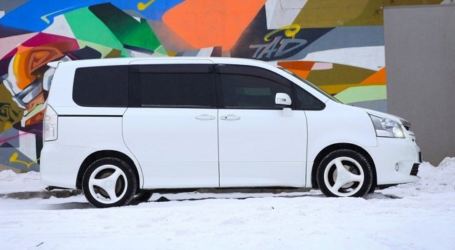 Тест-драйв микроавтобуса Toyota Noah S